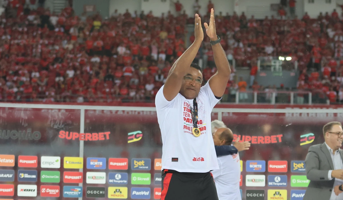 Roger Machado celebra título gaúcho pelo Internacional