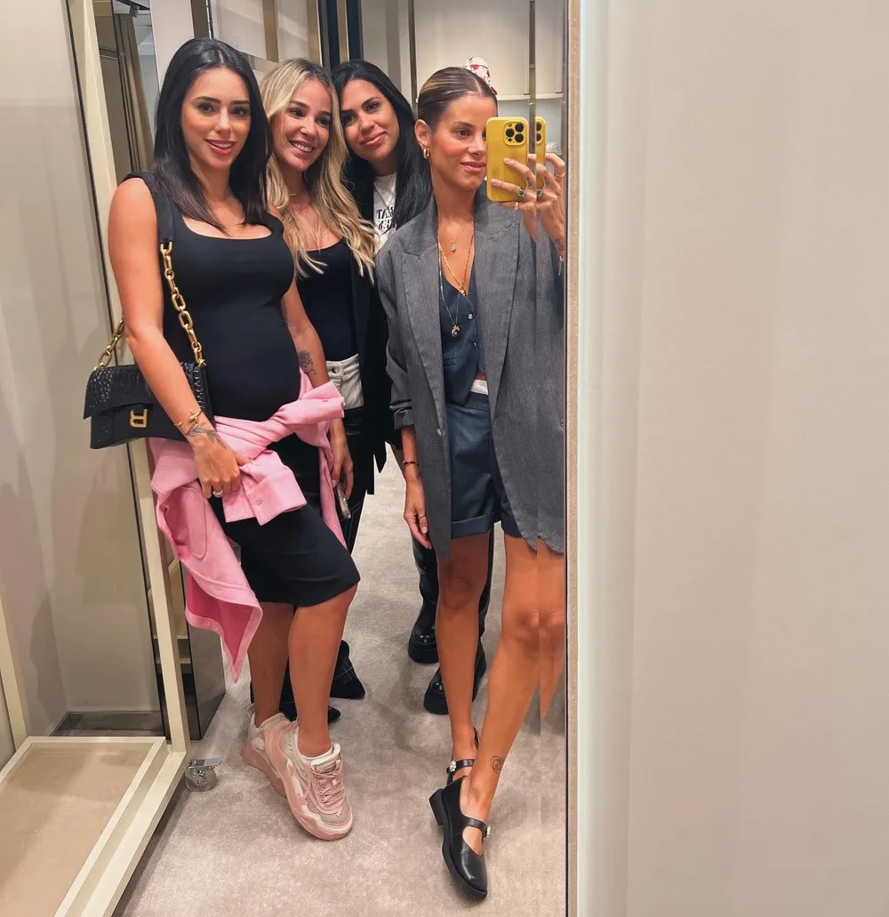 Shantal Verdelho (com o celular na mão) é amiga de Bruna Biancardi (com o casaco rosa amarrado) por Reprodução/Instagram