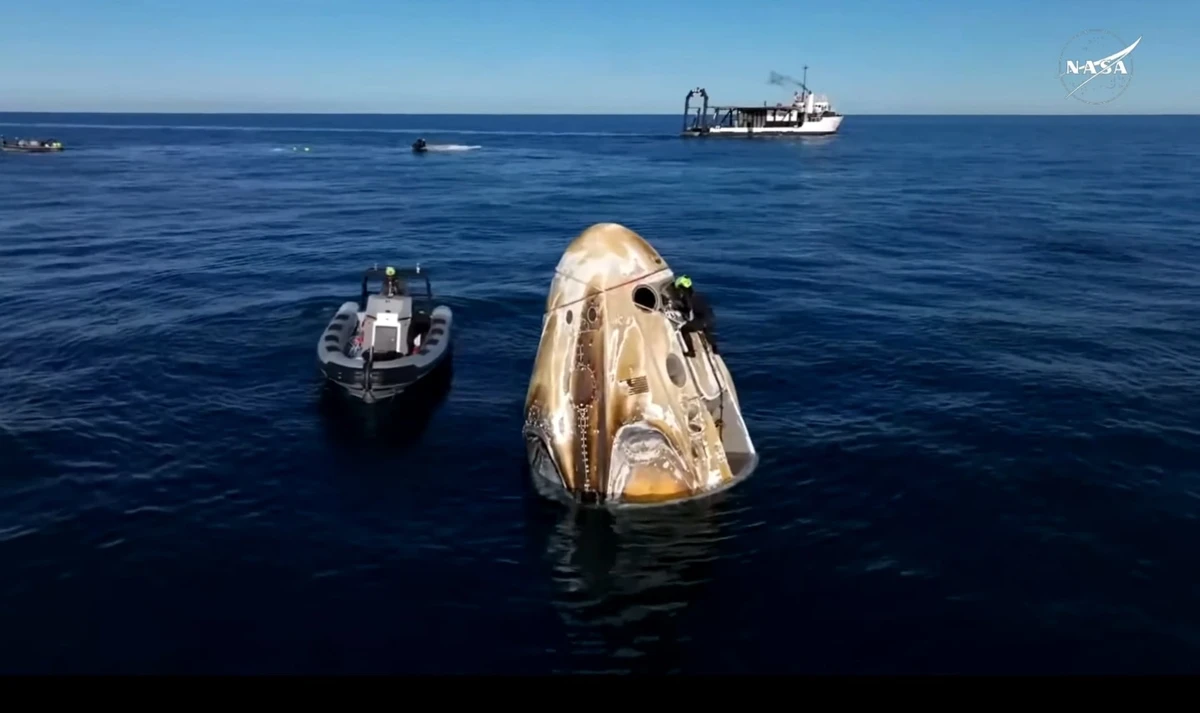 Cápsula com austronautas na costa da Flórida