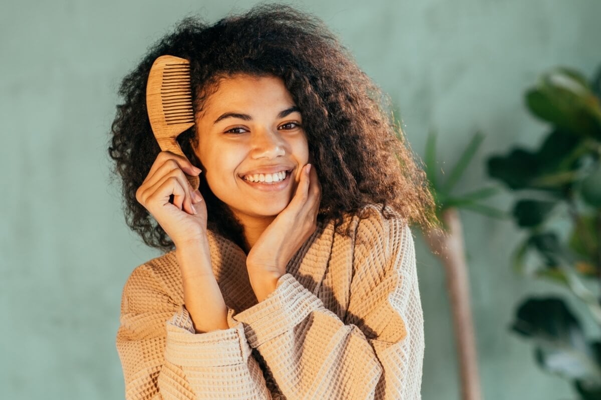 A transição capilar demanda alguns cuidados com os cabelos (Imagem: Iryna Inshyna | Shutterstock)