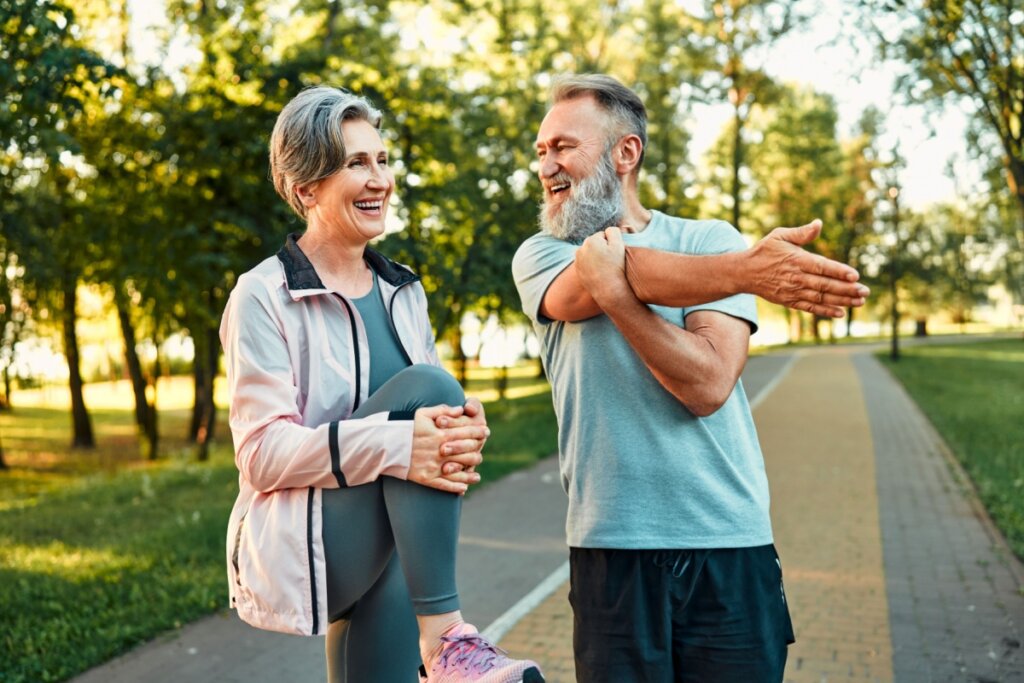 Exercícios físicos impactam positivamente a saúde e a longevidade, o que influencia a idade biológica (Imagem: Harbucks | Shutterstock) 