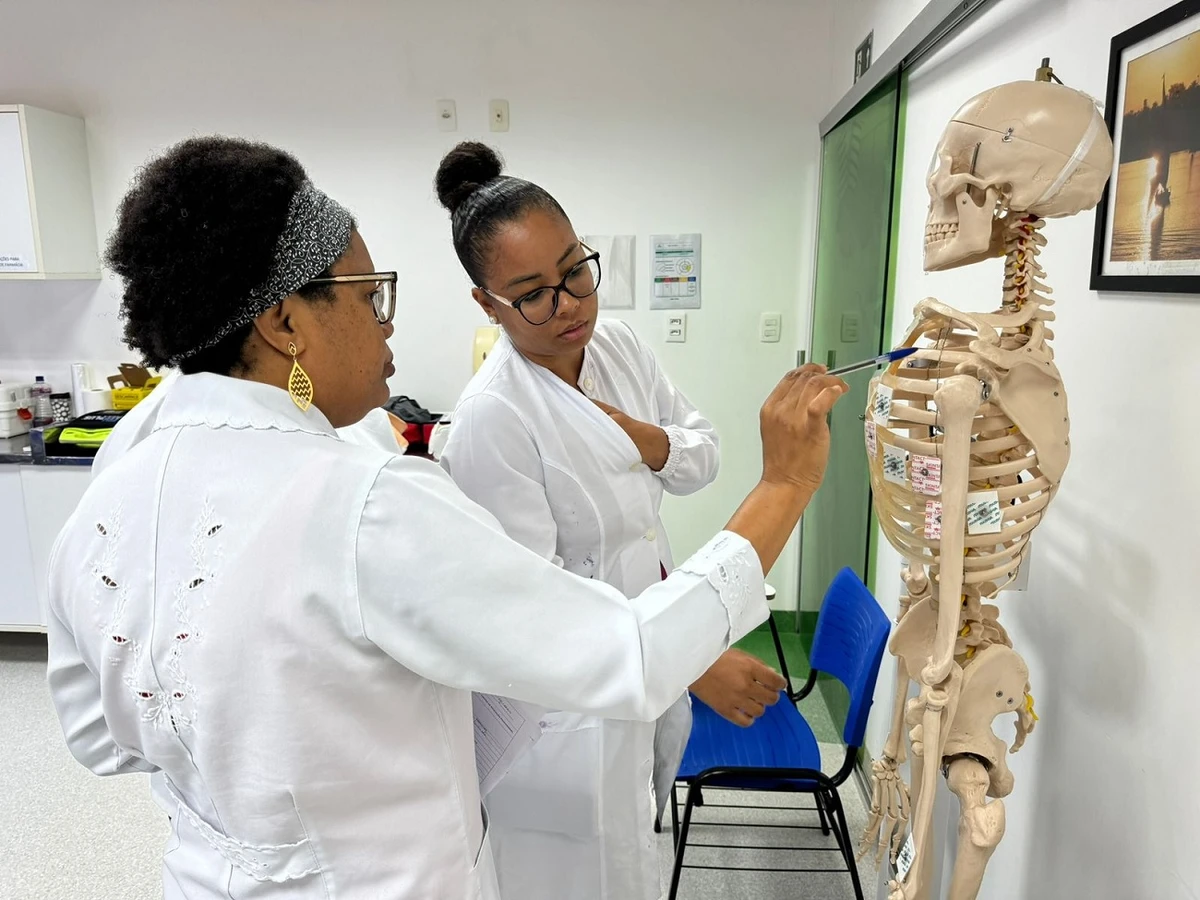 Entre os cursos estão Cuidador de Idosos; Atendimento Pré-Hospitalar (APH); Atualização em UTI