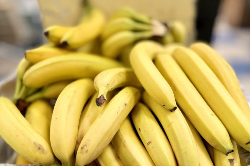 A banana é uma excelente escolha para quem pratica atividades físicas (Imagem: vipvn | Shutterstock)