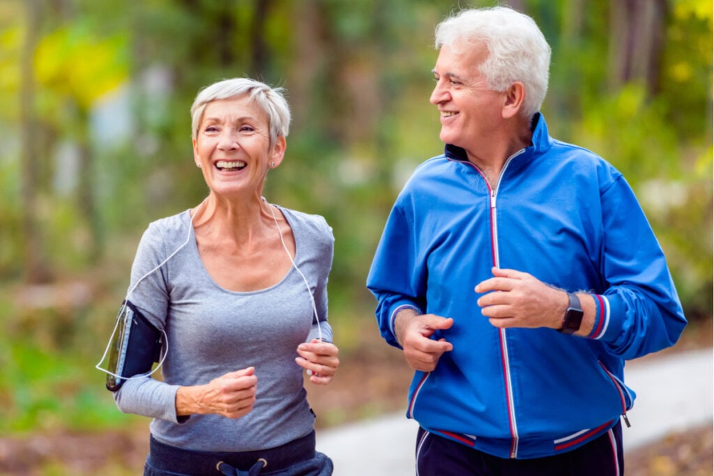 A prática de exercícios aeróbicos e anaeróbicos na terceira idade ajuda a evitar a perda de massa muscular (Imagem: Lordn | Shutterstock)