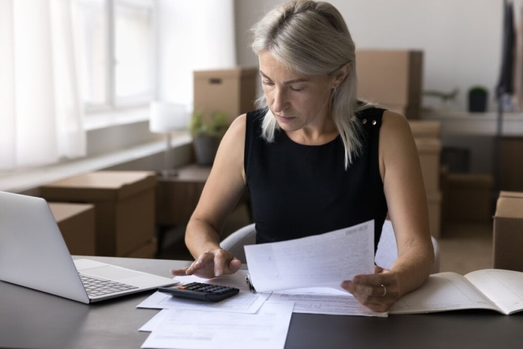 Salário, bolsa-auxílio, estágio, aposentadoria ou pensão dos dependentes precisam ser declarados (Imagem: fizkes | Shutterstock)