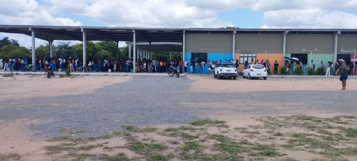 Fila do restaurante improvi