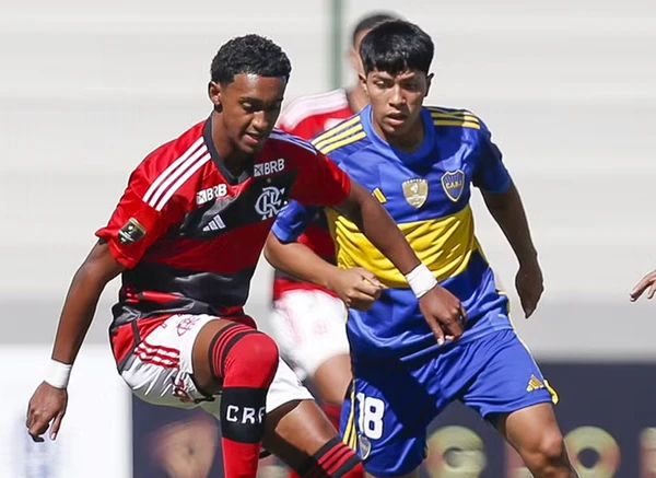 Lucyan em ação pelo Flamengo na final da Libertadores sub-20