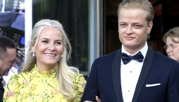 Mette-Marit e o filho Marius Borg Hoiby 