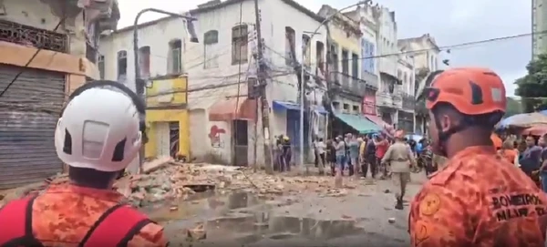 Casarão desaba no centro do Rio