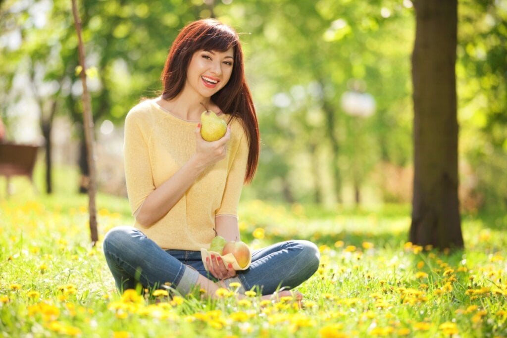 A pera é uma fruta rica em água (Imagem: suravid | Shutterstock)