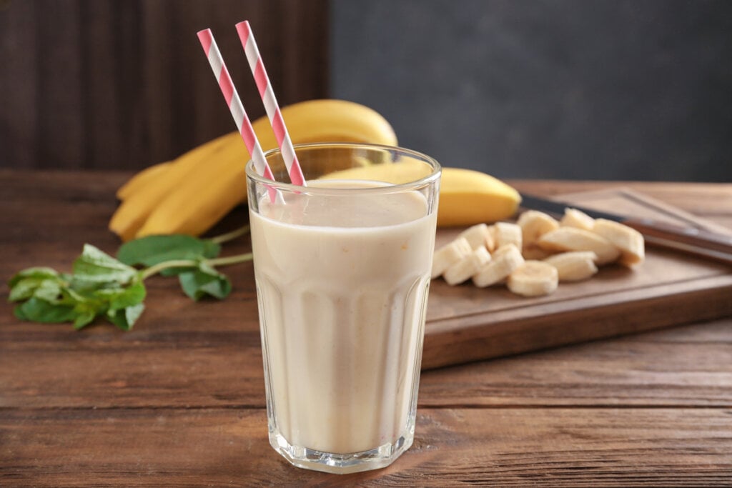 Milk-shake vegano de banana (Imagem: Africa Studio | Shutterstock)