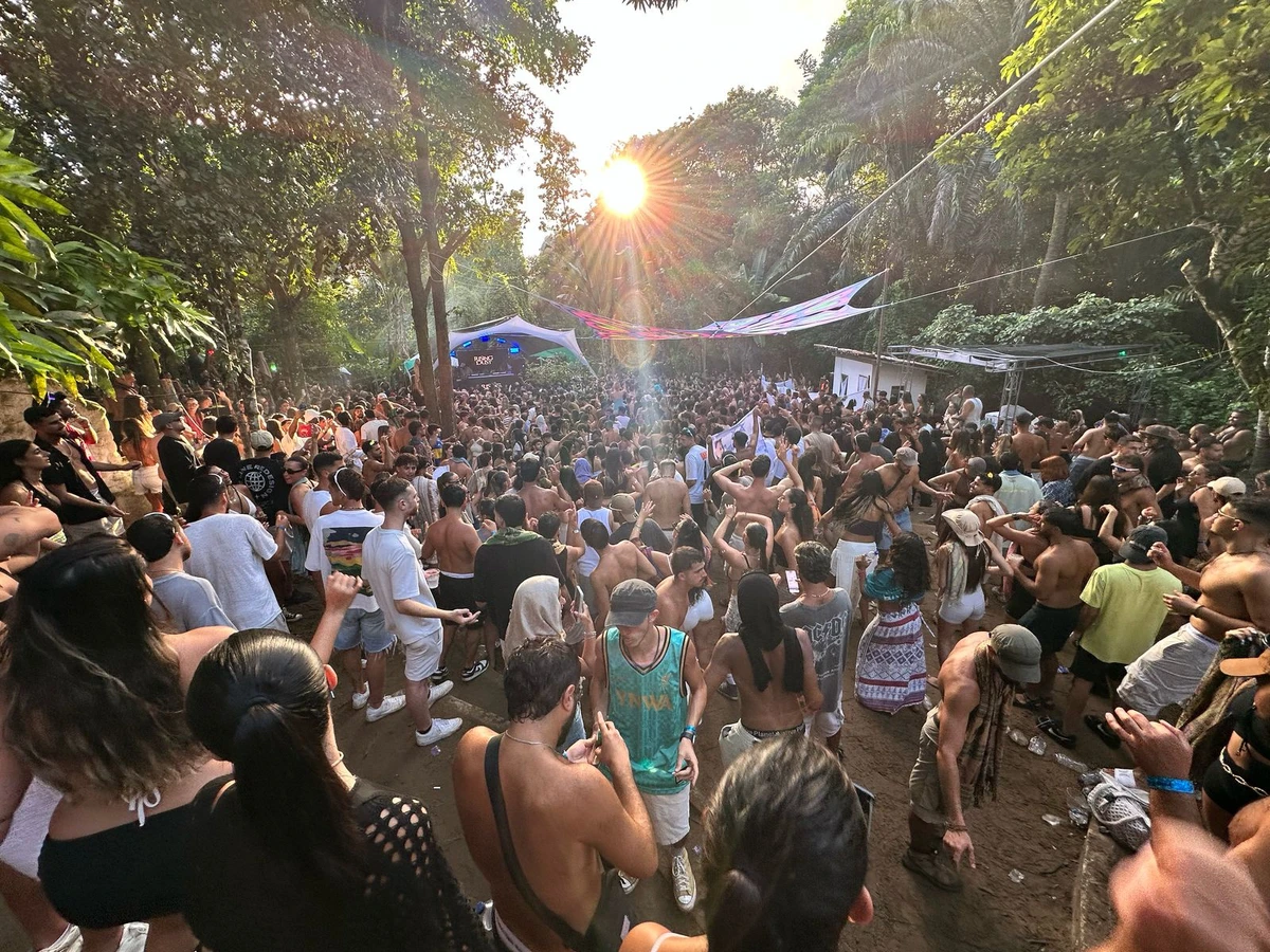 Festa rave em Morro de São Paulo