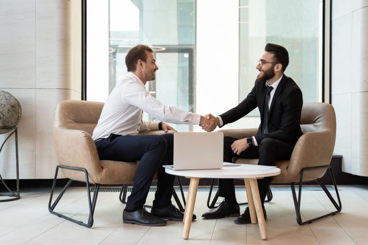 Alguns cuidados podem aumentar as chances de aprovação na entrevista de emprego  por Imagem: fizkes | Shutterstock