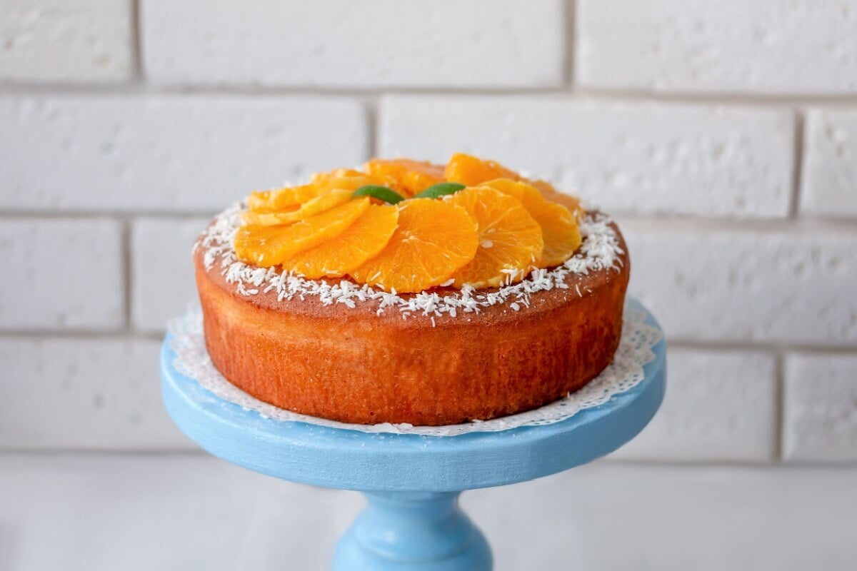 Bolo de laranja com coco (Imagem: Dementieva Iryna | Shutterstock)  por Imagem: Dementieva Iryna | Shutterstock