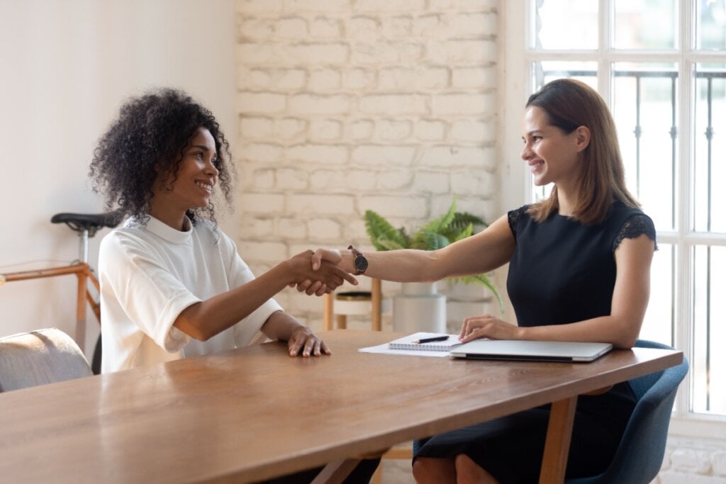 É importante tomar cuidado com a postura durante a entrevista de emprego  por Imagem: fizkes | Shutterstock