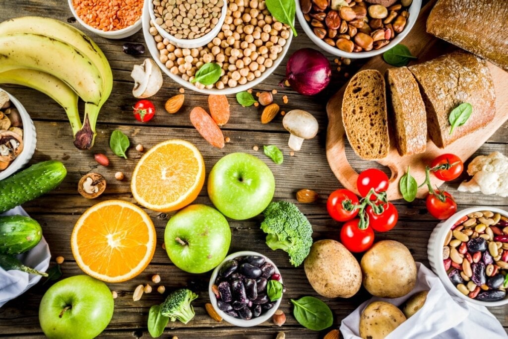 O corpo humano precisa de carboidratos complexos presentes em frutas, vegetais e grãos integrais (Imagem: Rimma Bondarenko | Shutterstock)  por Imagem: Rimma Bondarenko | Shutterstock