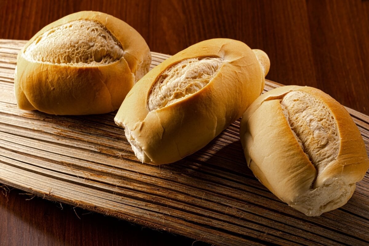 O pão francês, quando consumido corretamente, oferece benefícios à saúde (Imagem: BY BRAZIL | Shutterstock)  por Imagem: BY BRAZIL | Shutterstock