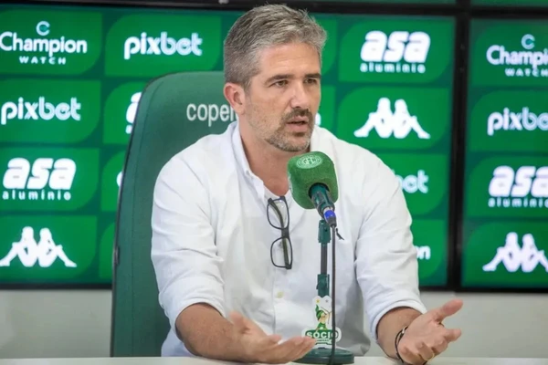 Ex-Vitória, Rodrigo Pastana criticou janela de transferências extra