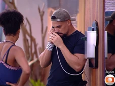 Imagem - BBB 25: Vinícius atende Big Fone e manda Eva e Maike para o Paredão