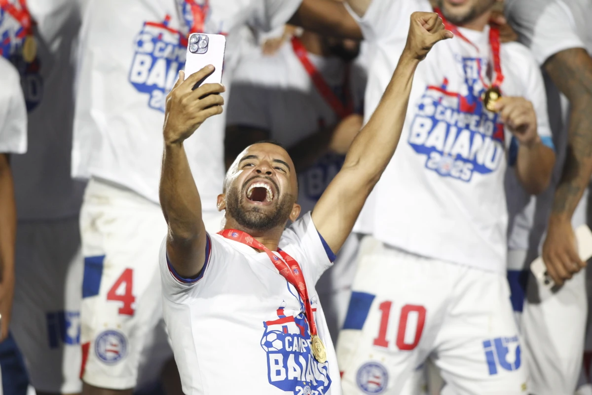 Caio Alexandre comemorando o Baianão