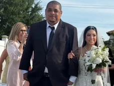 Imagem - Após briga por dívida de pensão alimentícia, Vampeta leva filha ao altar em casamento