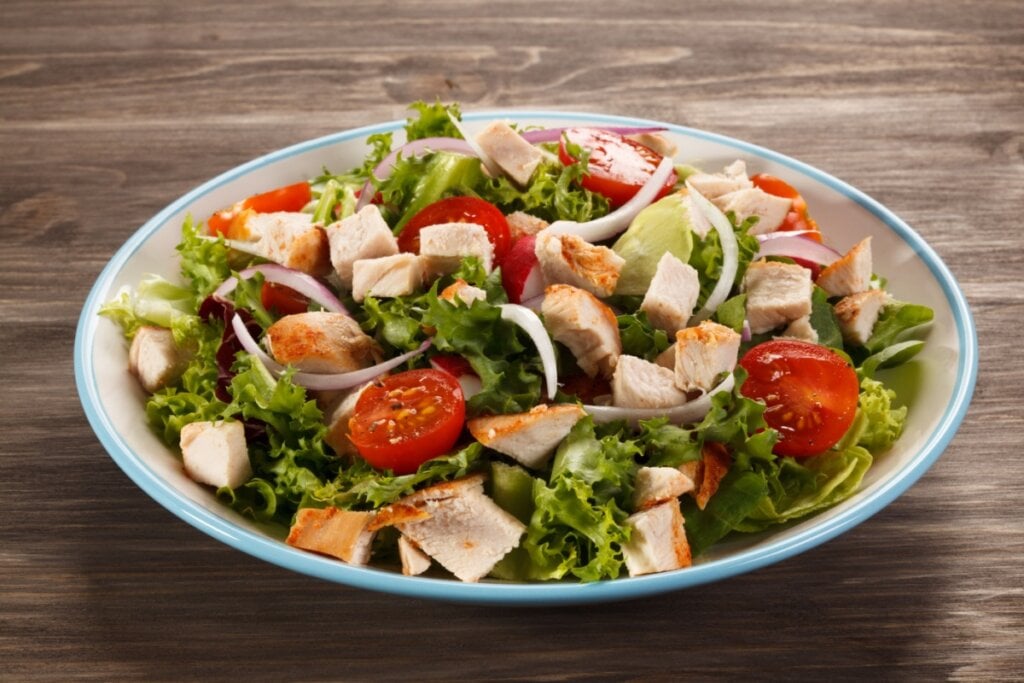 Salada de alface com frango (Imagem: Jacek Chabraszewski | Shutterstock)