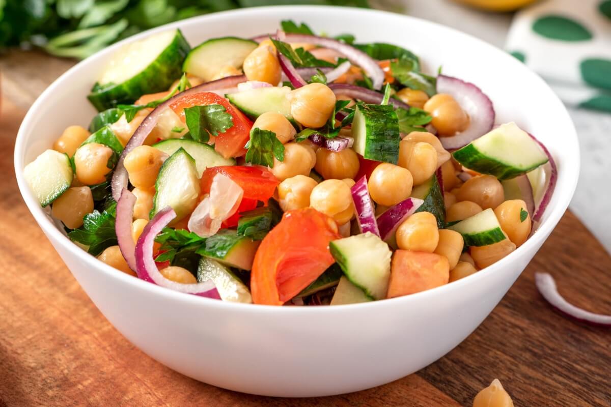 Salada de grão-de-bico com pepino e tomate (Imagem: Svetlana Monyakova | Shutterstock)