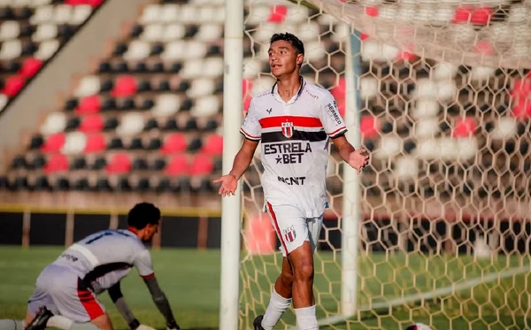 Pedro Severino em ação pelo Botafogo-SP