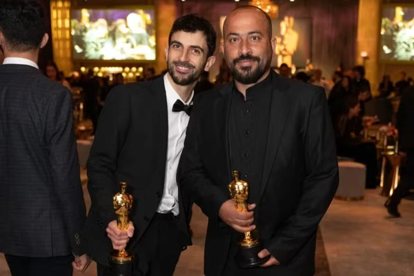 Yuval Abraham e Hamdan Ballal, diretores de 'Sem Chão'.