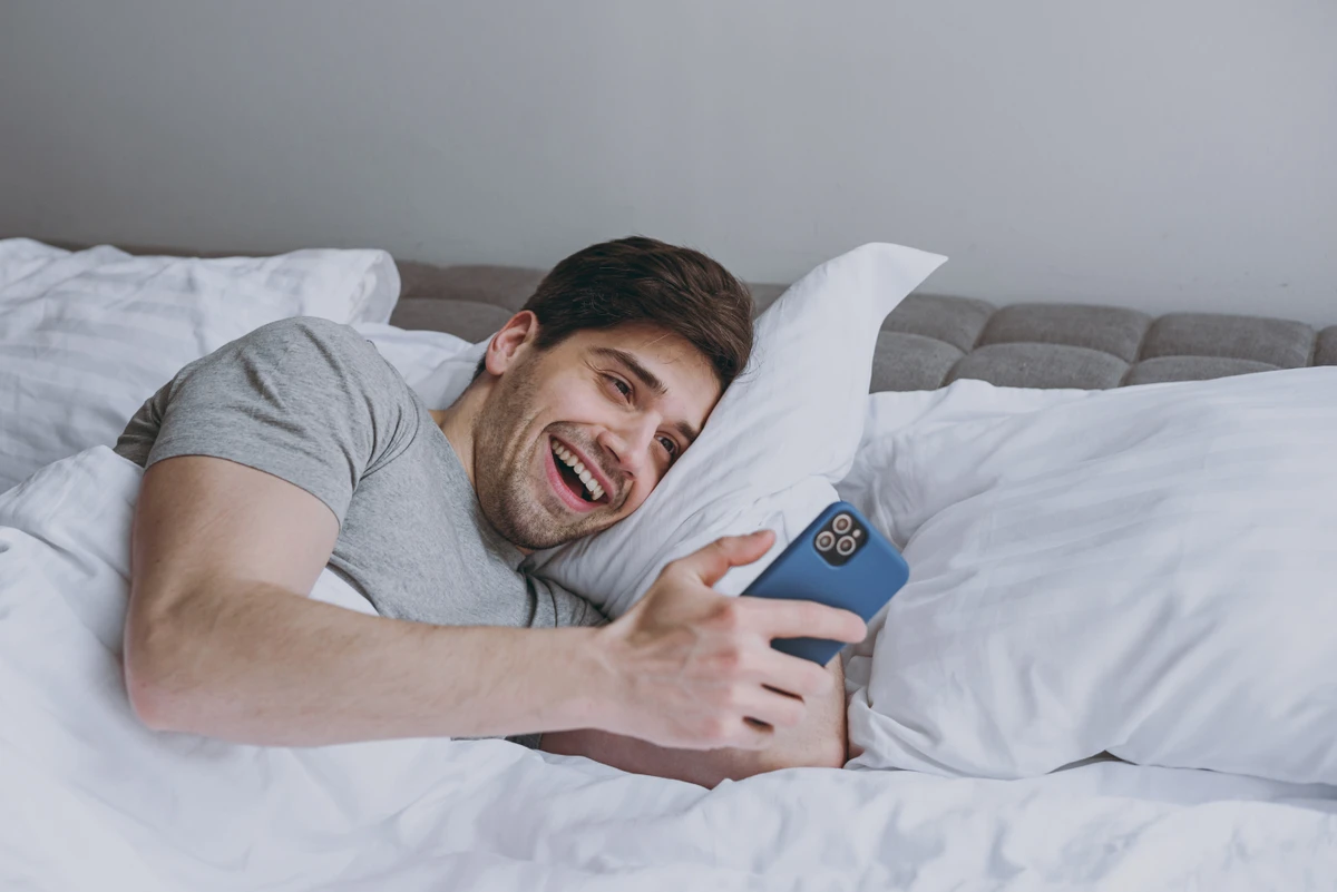  ‘Bed rooting’ é o hábito de ficar no celular na cama durante o dia