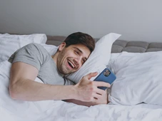 Imagem - Estudo revela que ficar menos de 20 minutos de celular na cama reduz pela metade a qualidade do sono; entenda