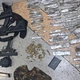 Imagem - Criminosos fazem família refém durante fuga após confronto com policiais