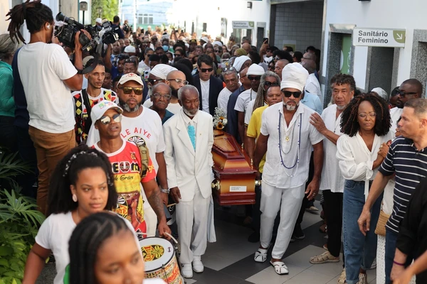 Clarindo Silva e Carlinhos Brown à frente do cortejo no Campo Santo