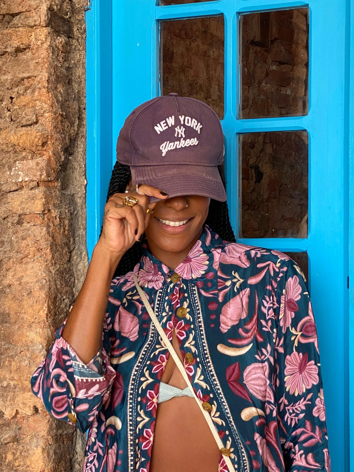 E para injetar aquele toque moderno no visu, nada como um boné bem pensado