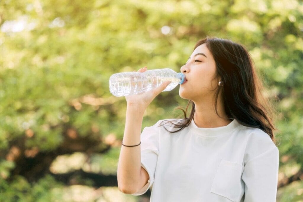 A ingestão adequada de água ajuda a prevenir dores e desgastes que afetam a mobilidade (Imagem: Art_Photo | Shutterstock) por Imagem: Art_Photo | Shutterstock