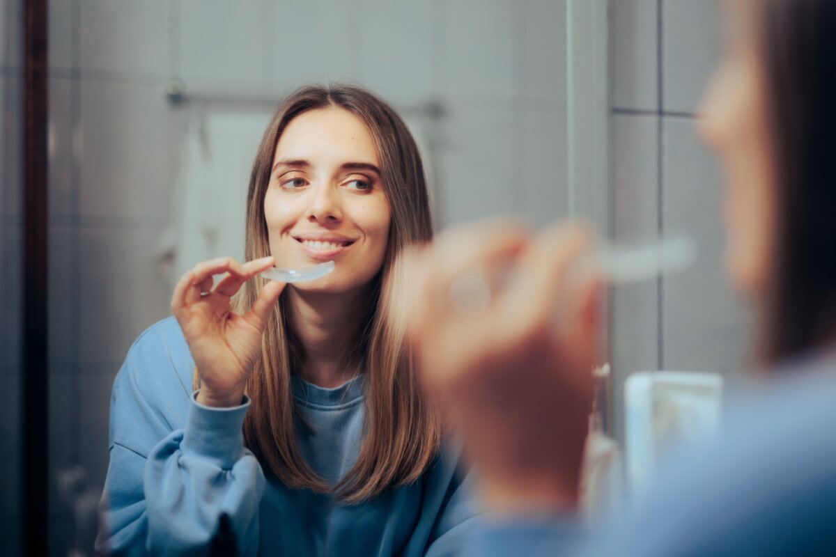 O clareamento dental deve seguir critérios técnicos definidos por um dentista, mesmo quando feito em casa (Imagem: Nicoleta Ionescu | Shutterstock) por Imagem: Nicoleta Ionescu | Shutterstock