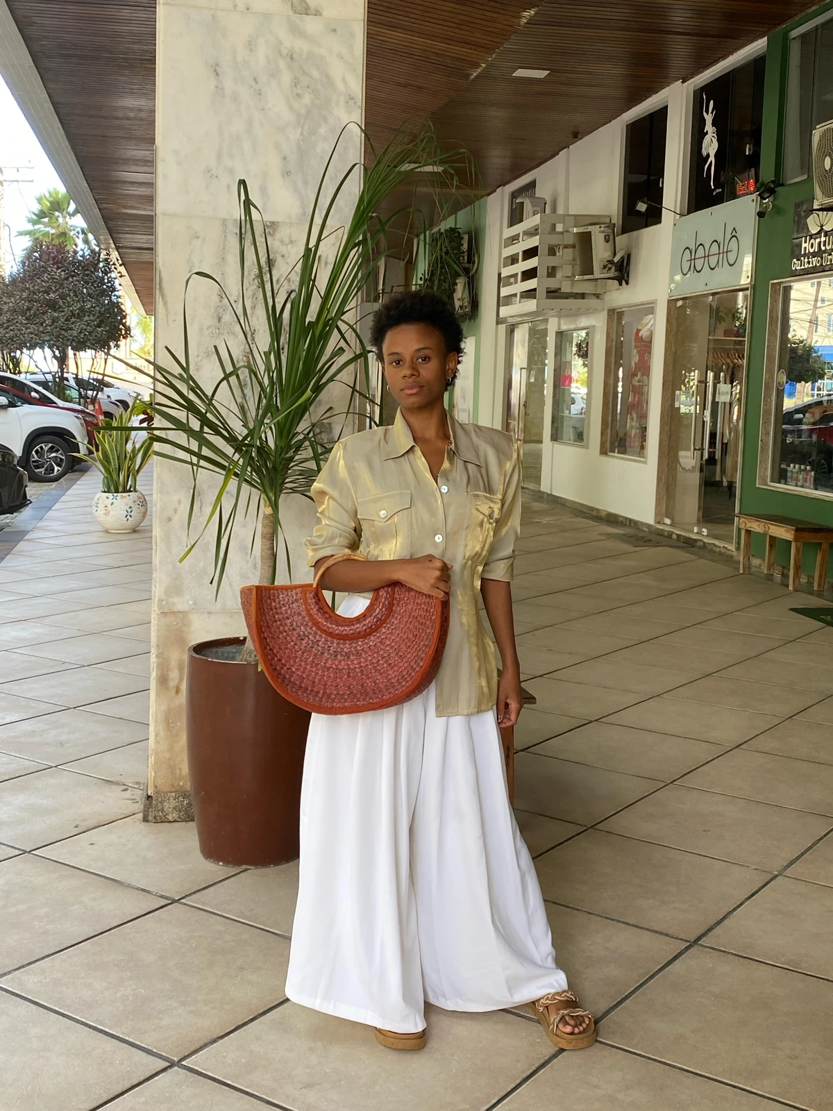 Mikaella Sena arrasou na escolha da camisa vintage