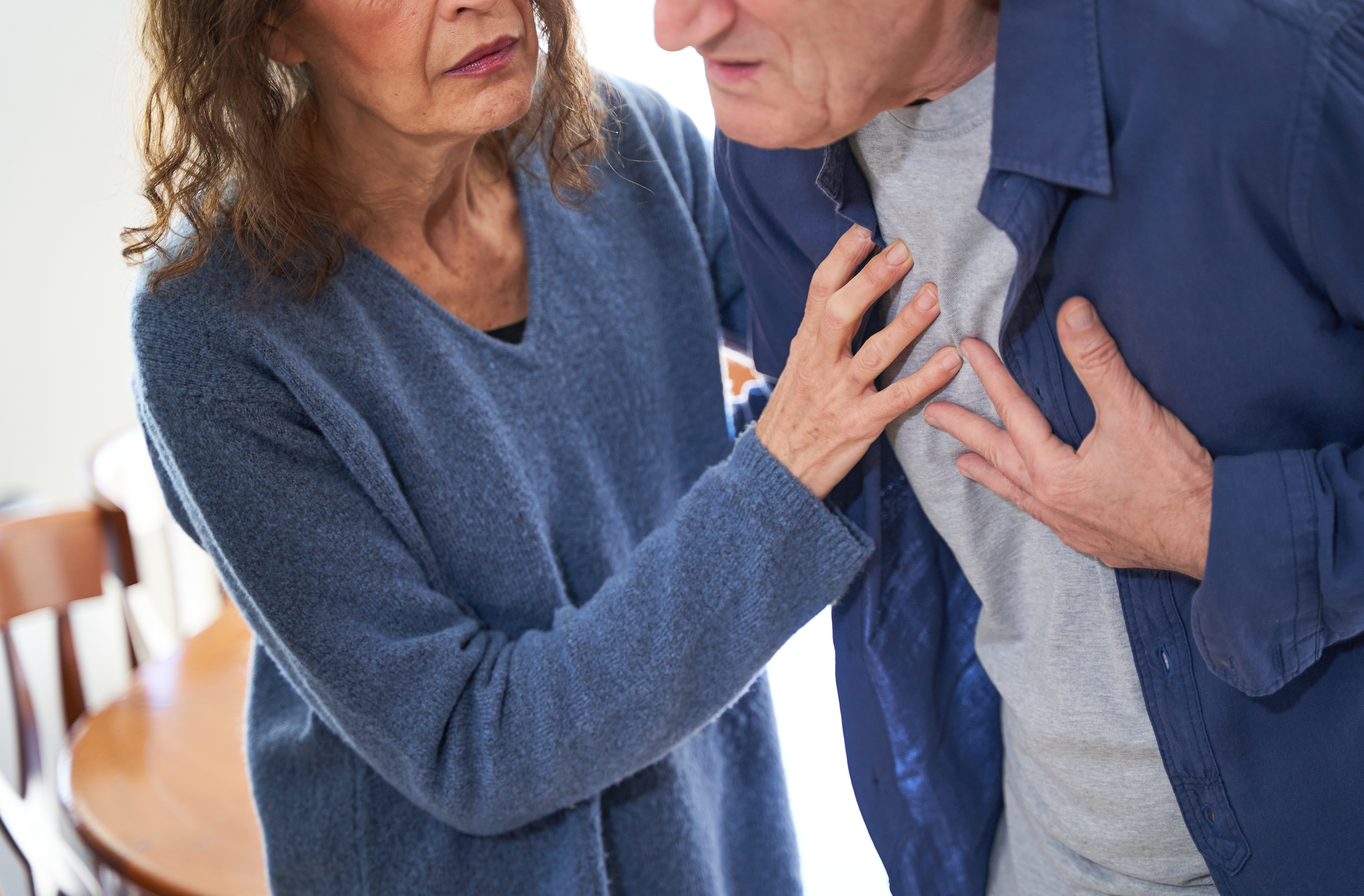 Nos homens, a dor geralmente é percebida como uma pressão no peito, acompanhada de suor frio por Shutterstock
