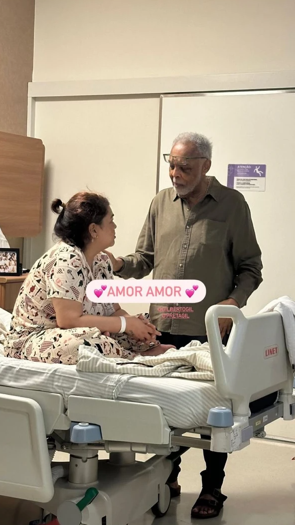 Preta Gil recebe Gilberto Gil no hospital por Reprodução
