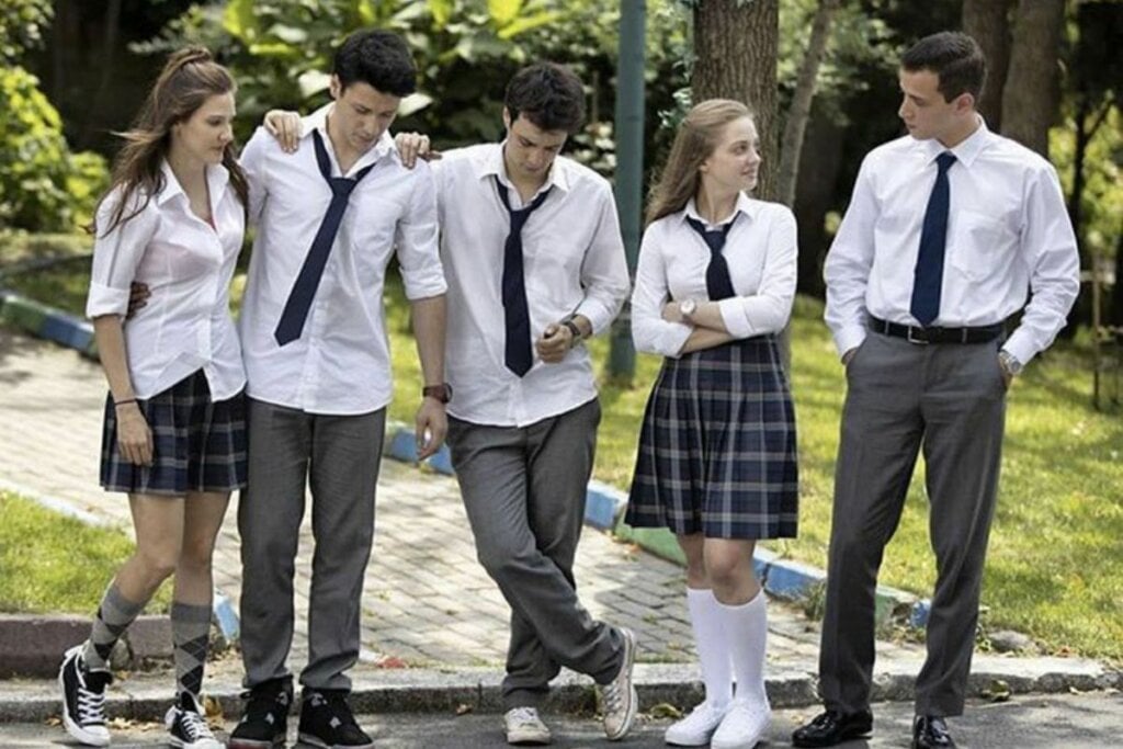 &#8220;Love 101&#8221; conta a história de um grupo de jovens que decidem se unir para fazer a professora amada se apaixonar (Imagem: Reprodução digital | Netflix)