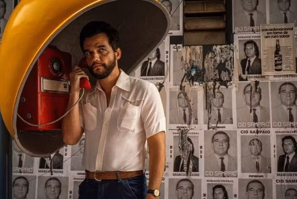 Wagner Moura como Armando em "O Agente Secreto" por Divulgação