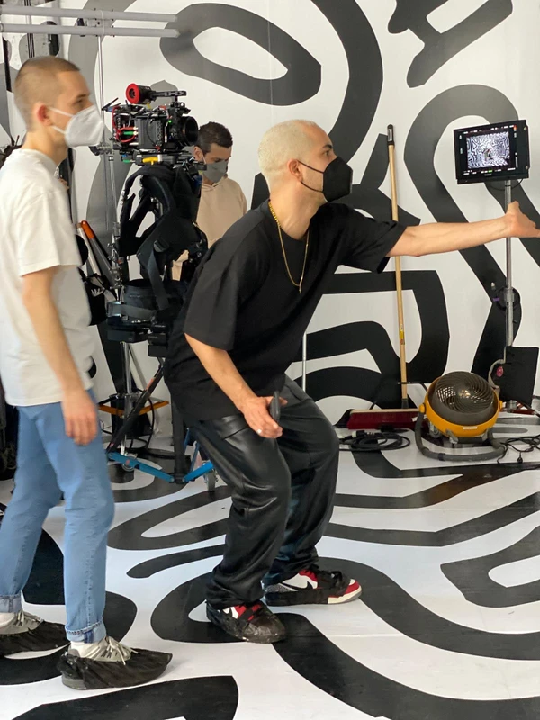 Jorge Dorsinville dirigindo uma sessão de fotos por Acervo pessoal