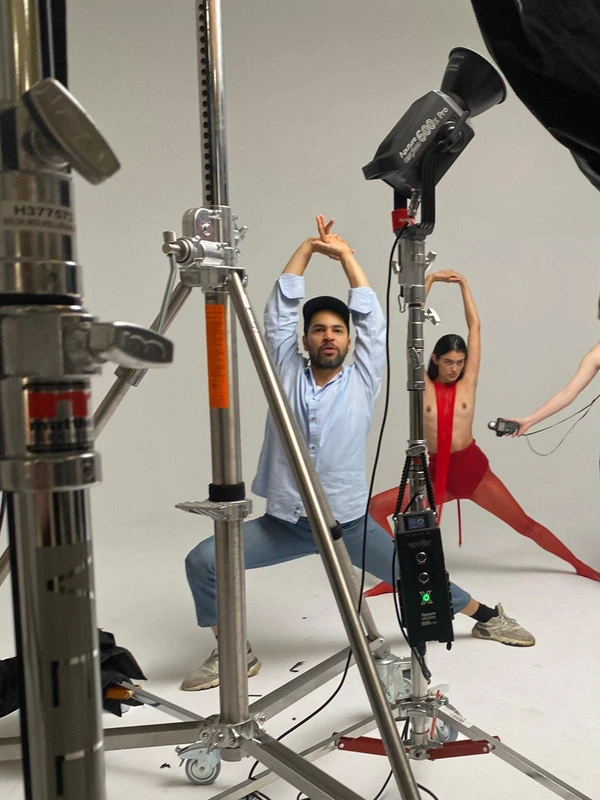 Jorge Dorsinville dirigindo uma sessão de fotos por Acervo pessoal