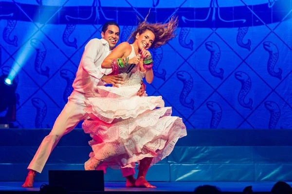 Jorge Dorsinville como bailarino de Daniela Mercury por Acervo pessoal