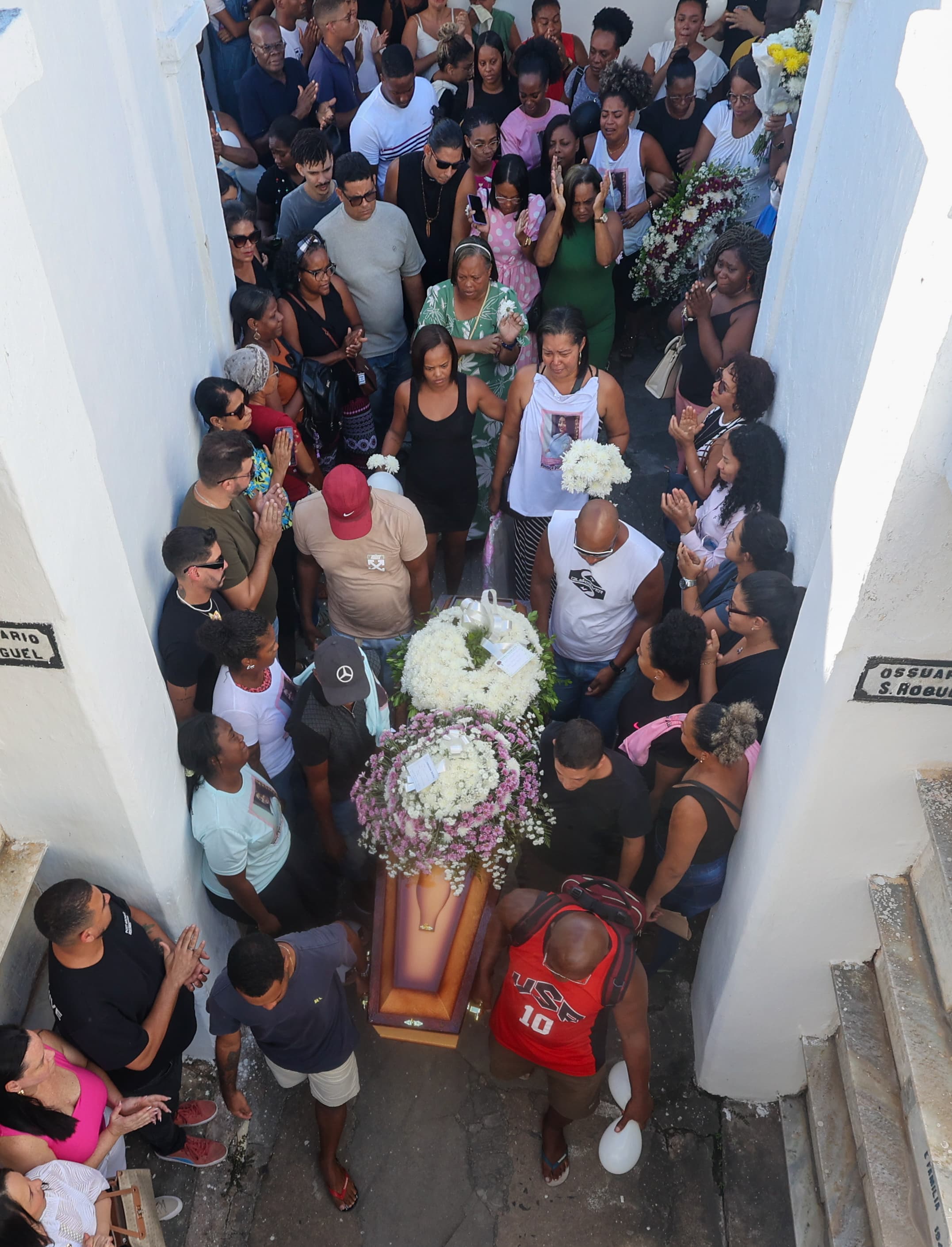 Enterro de Ana Luiza Silva dos Santos, 19 anos, morta durante ação policial na Engomadeira por Marina Silva/CORREIO