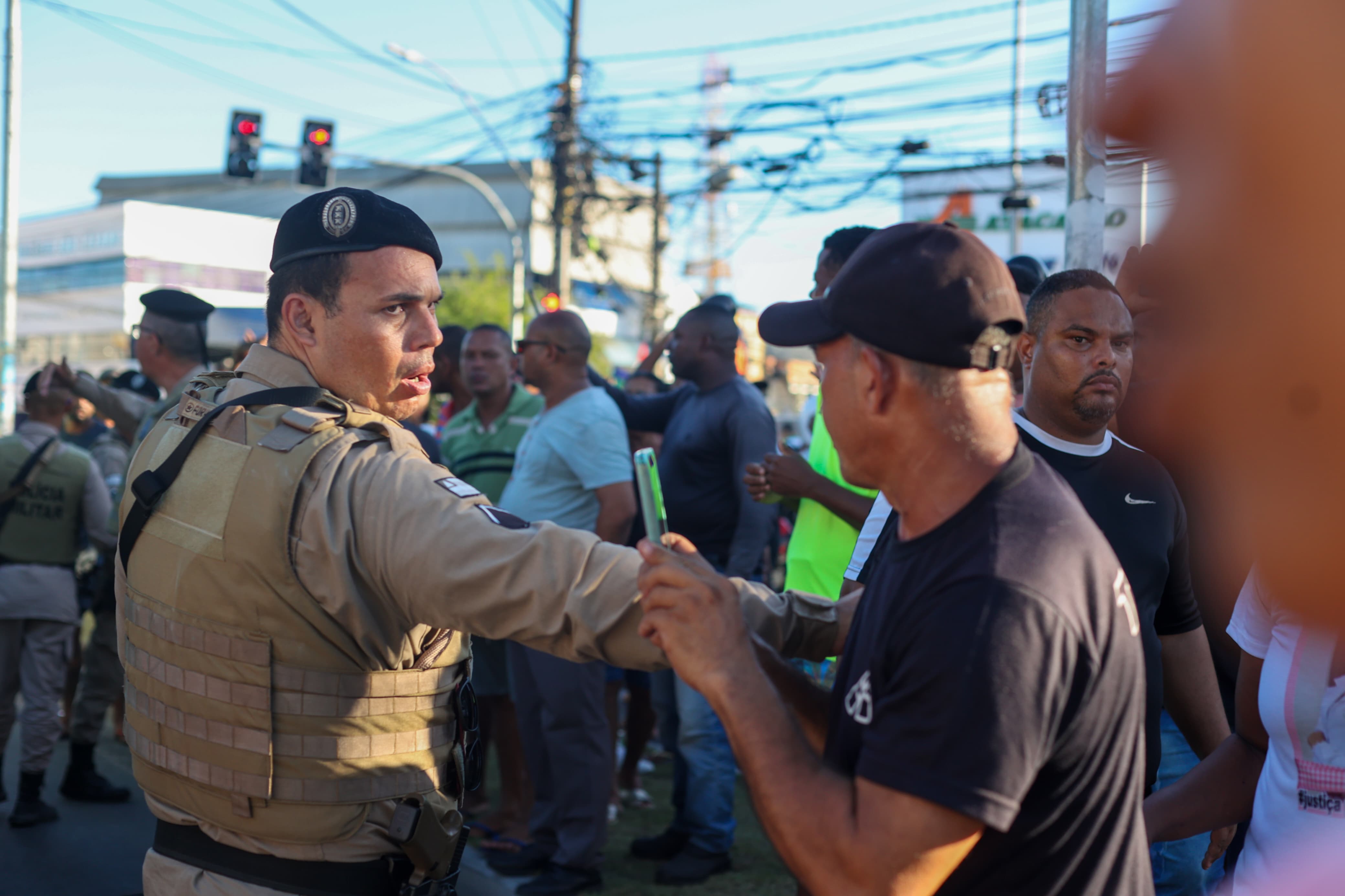 Moradores acusam policiais militares pelo disparo que matou Luiza Silva dos Santos por Marina Silva/CORREIO