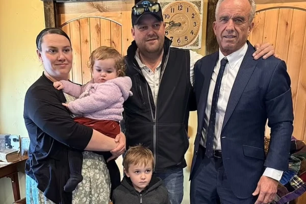Peter Hildebrand, a esposa Eva e dois filhos receberam o secretário
