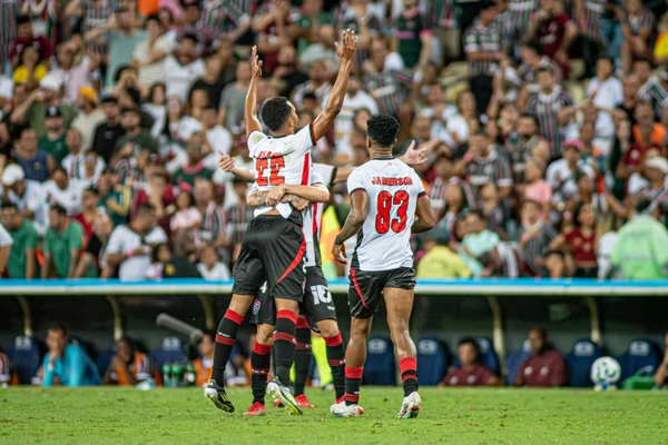 Lucas Braga empatou para o Vitória no final do segundo tempo
