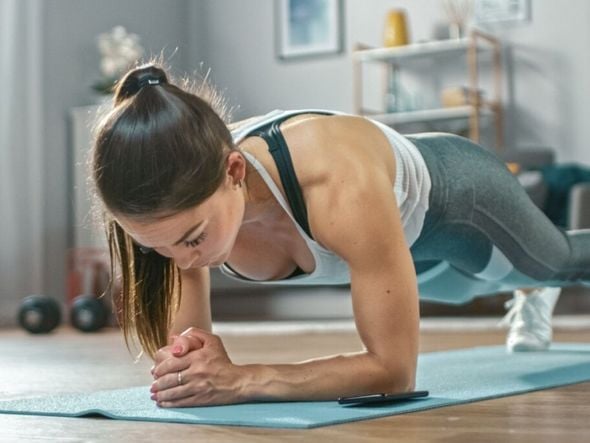 Imagem - Fazer prancha todos os dias transforma o abdômen e sua postura mais do que você imagina