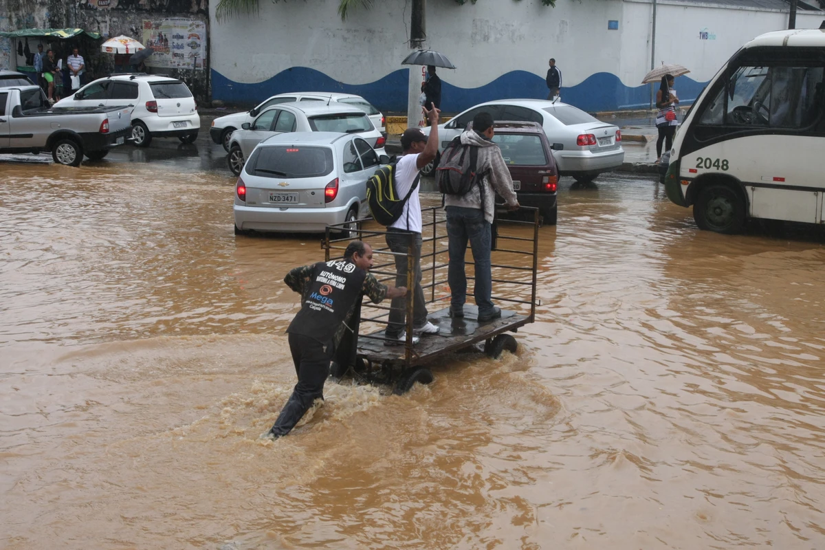 Entrada do ferry na Avenida Frederico Pontes por Antonio Saturnino/Arquivo CORREIO